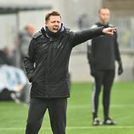 Trenér Hradce David Horejš uděluje pokyny svým svěřencům.