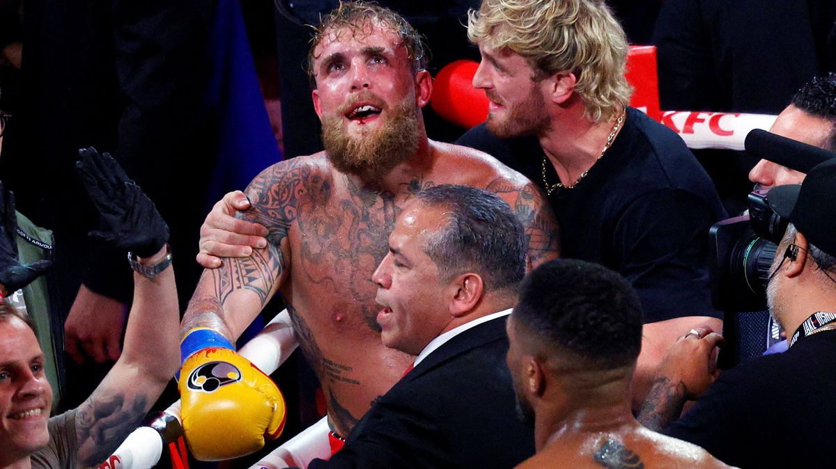 Náplast na bolest? Jake Paul se fotil s miliony za zápas s Joshuou, mezi bankovkami měl i zbraně