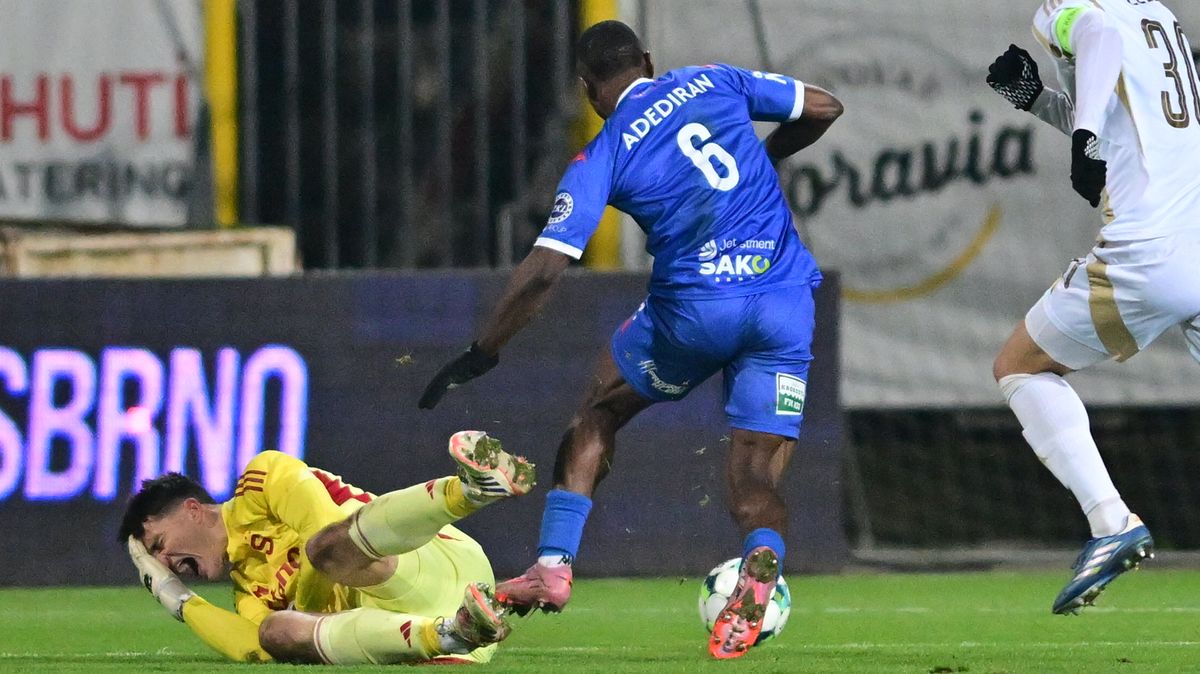 FOTBAL ONLINE: Šílená minela gólmana Sparty, Artis vyrovnává!