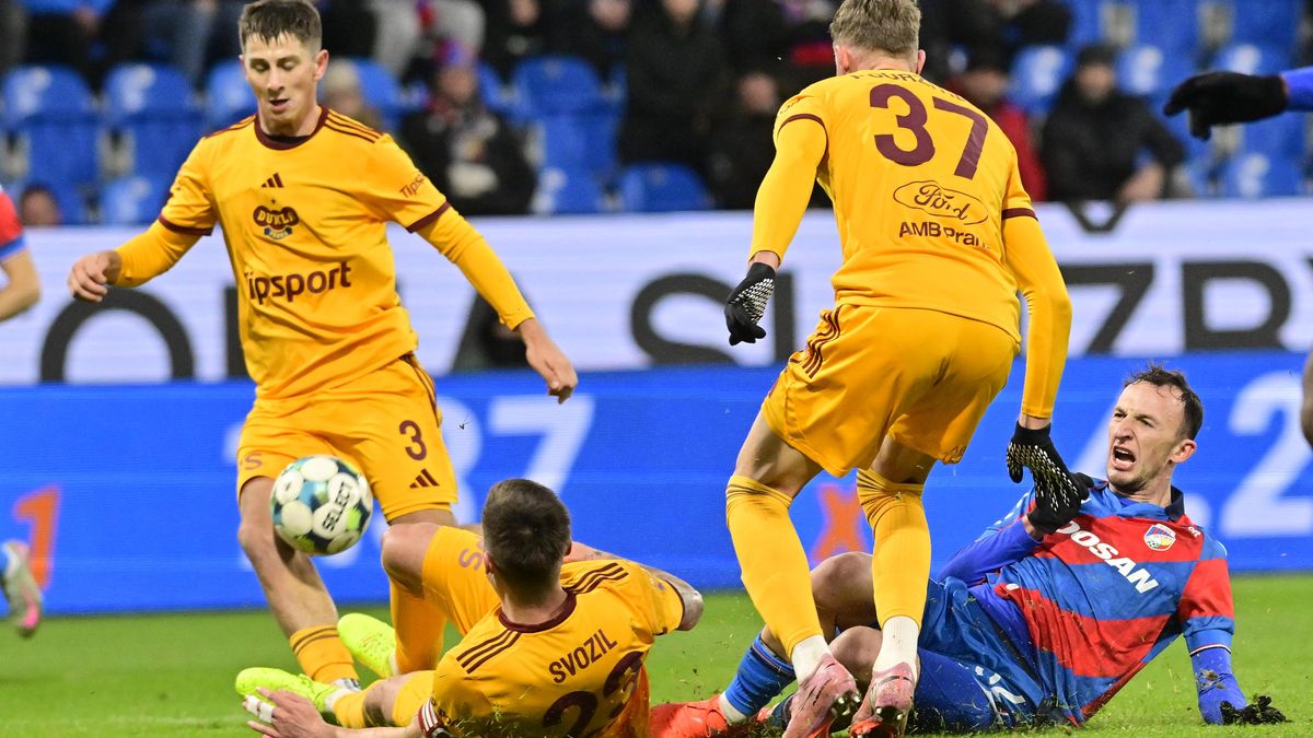 Podzim je neúspěšný. V šestnáctce jsme naivní a dětští, zlobí se kouč Dukly Holoubek