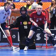 Zleva Tone Einstulenová z Norska, brankářka Thea Kristine Ekholtová z Norska a Eliška Trojánková z Česka.  