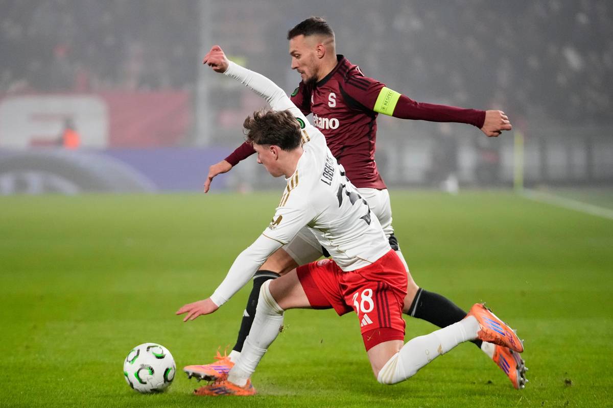 Lukáš Haraslín (vpravo) ze Sparty v souboji s Dylanem Lobbanem z  Aberdeenu.