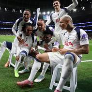 Tottenham slaví gól z penalty proti Slavii.