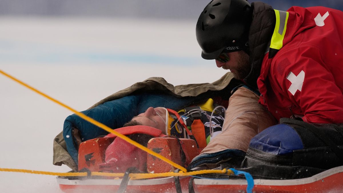 Helma odletěla, Slovinec zůstal nehybně ležet. Experty vyděsil hrozivý pád