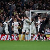 Tottenham slaví vlastí gól Davida Zimy.