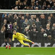 Kudus poslal penaltu na jedno z nejjistějších míst - doprostřed.