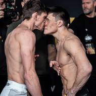 David Dvořák (vlevo) během vyhroceného staredownu.