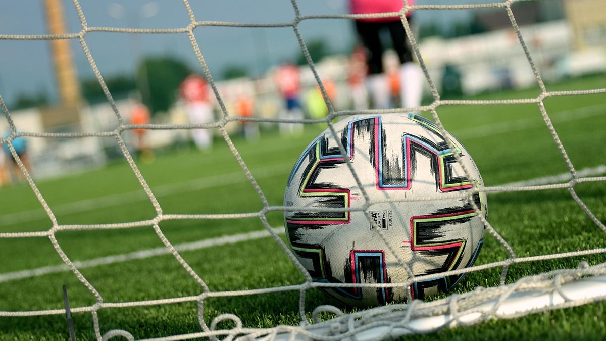 Tragédie. Fotbalista zemřel na hřišti při zápase, roli měl sehrát zvláštní rituál