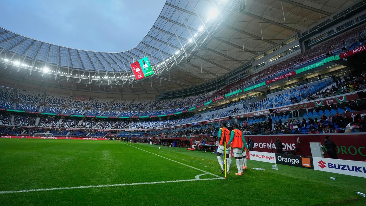 Na fotbalovém mistrovství Afriky pouštějí diváky na stadion po výkopu zadarmo
