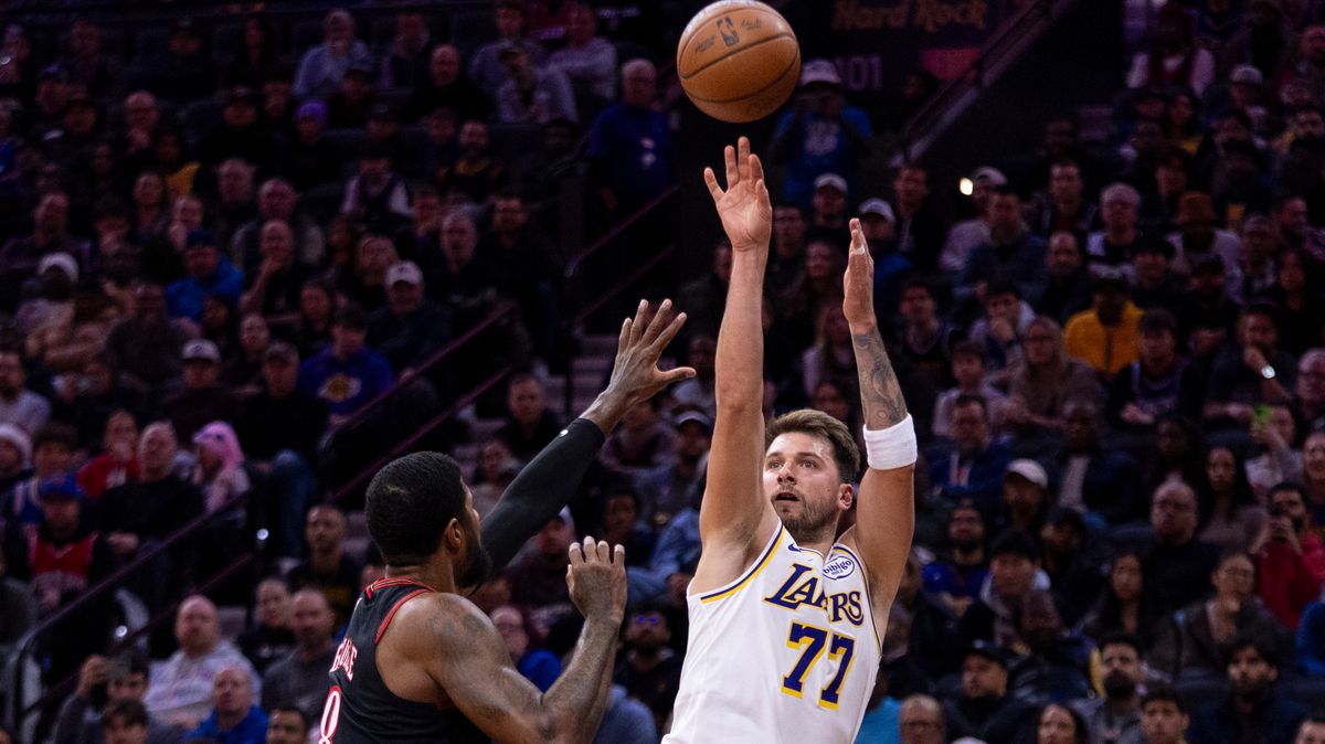 Dončič a James táhli Lakers k výhře nad Philadelphií