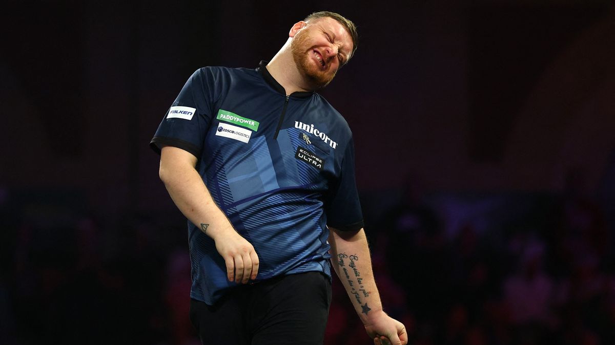 Výbuch emocí. Mlátil do stolku, chtěl hodit lahev mezi diváky a odešel s rukou od krve