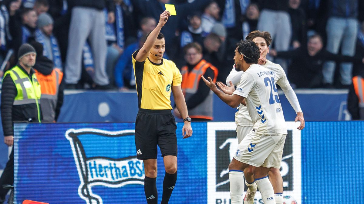 Oslava gólu skončila děsivým pádem do příkopu. Nešťastník ještě vyfasoval žlutou kartu