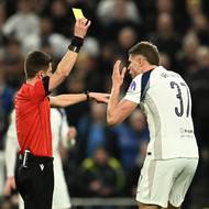 Micky van de Ven si vysloužil žlutou kartu.