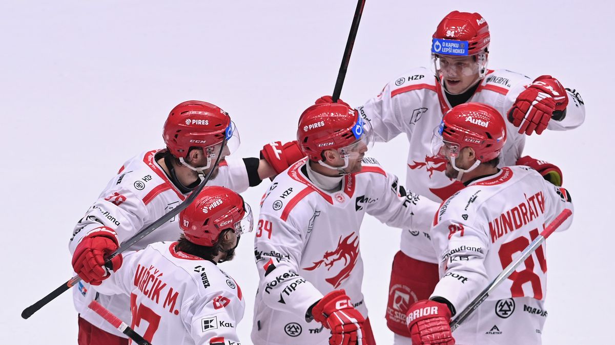 HOKEJ ONLINE: Oceláři rázně vletěli na Dynamo. Hradec otáčí. Je tu i ostrá bitva celků z elitní čtyřky