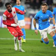 Křídlo Pafosu Mislav Oršić utíká Chamovi.