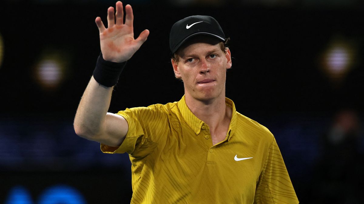 Sinner poprvé od října ztratil set, i přes křeče je však v osmifinále