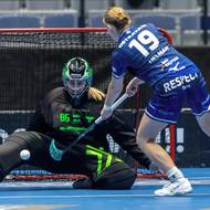 Ostrava Pohár mistrů florbalistek - finále: 1. SC Vítkovice - Thorengruppen, 24. ledna 2026, Ostrava. Zleva Lovisa Hedin z Thorengruppen a Maja Helman z Vítkovic.