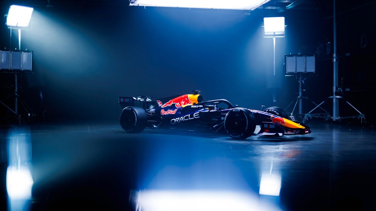 Red Bull představil první vůz nové generace. V úvodní části prvního dne testů byl nejrychlejší