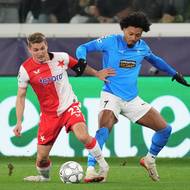 Michal Sadílek v souboji s Felipem.