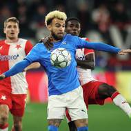 Jaja si kryje míč před Oscarem.