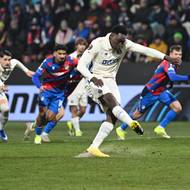 Samu z pokutového kopu netrefil branku.