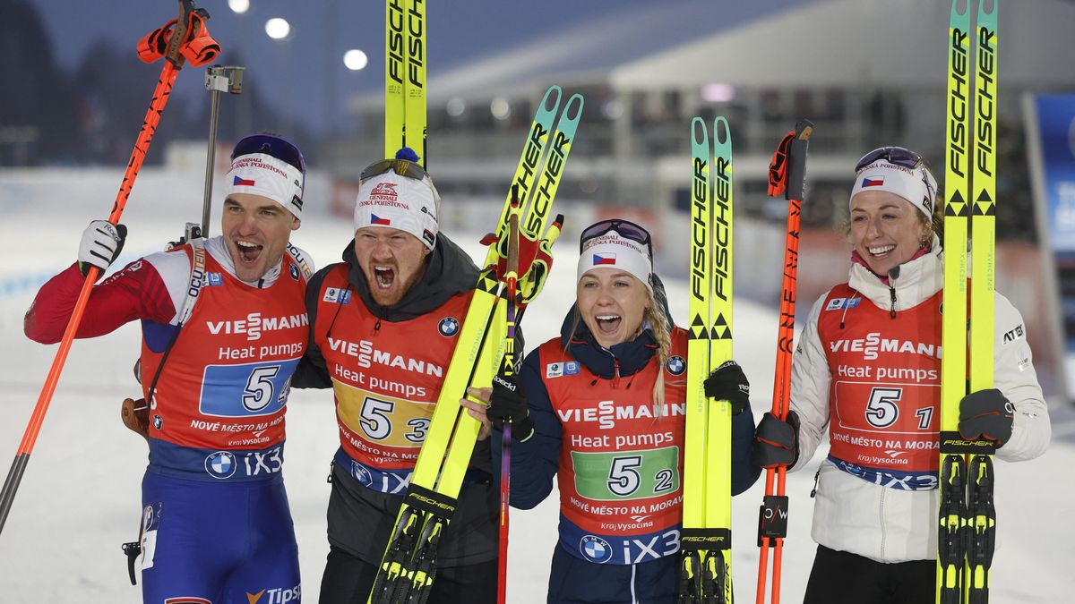Biatlonová euforie v Novém Městě. Finišman Krčmář vytáhl českou mix štafetu k bronzu
