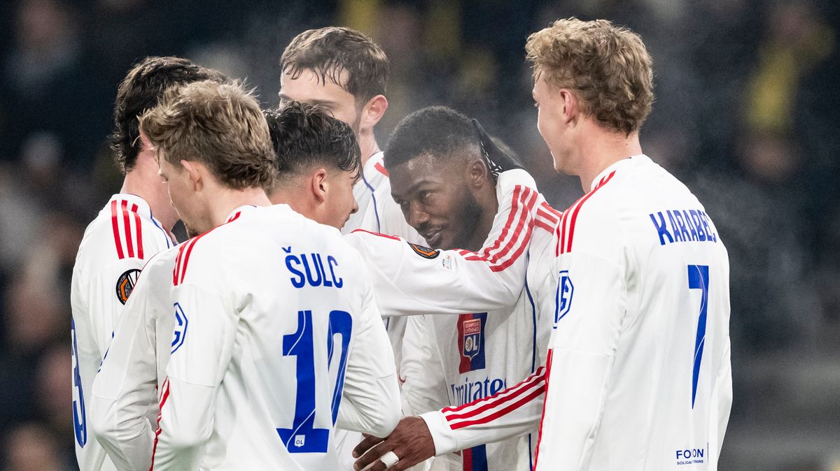Lyon zvítězil a drží první místo v Evropské lize. Šulc i Karabec hráli od začátku