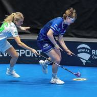 Ostrava Pohár mistrů florbalistek - finále: 1. SC Vítkovice - Thorengruppen, 24. ledna 2026, Ostrava. Zleva Jonna Stenvall z Thorengruppen a Nela Sikorová z Vítkovic.