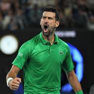 Novak Djokovič během pětisetové bitvy se Sinnerem.