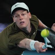 Snaha Jannika Sinnera proti Novaku Djokovičovi.