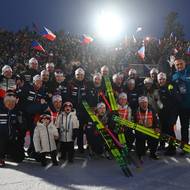 Příjemný zvyk při úspěších. Vítězná fotografie celého českého týmu  ve Vysočina aréně. 