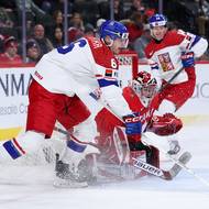 Radim Mrtka a jeho snaha před kanadskou brankou. 