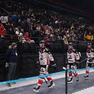 Cesta z hrací plochy do šaten. 