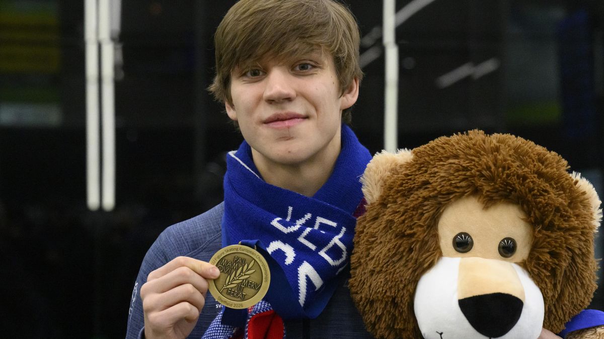 Potlesk na letišti. Českou medailovou senzaci vítal obří plyšák i meruňkový koláč