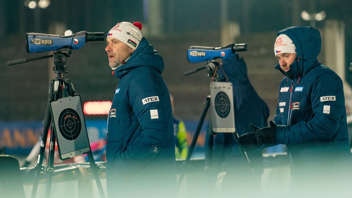 Biatlon v Novém Městě v nezvyklé kulise. Silonky zatím v šuplíku, pár es chybí