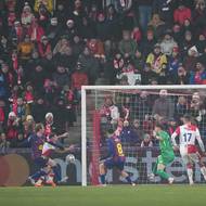 Vasil Kušej po rohovém kopu dává první gól zápasu. Možná ani neví jak, ale dává.