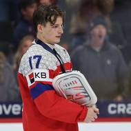 Kapitán Petr Sikora s trofejí pro finalisty mistrovství světa.