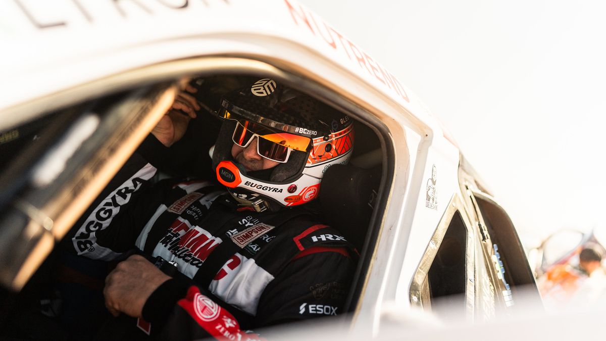 Černý den pro českou stáj na Dakaru. Posádky trpěly, šéf si zlomil malíček a ulevil si od plic