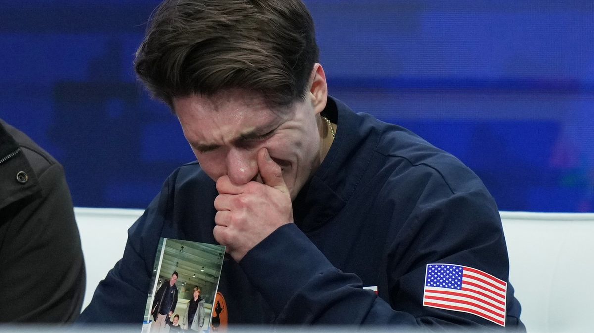 Aplaus ve stoje, pak pláč. Krasobruslař po tragédii třímal fotku svých rodičů