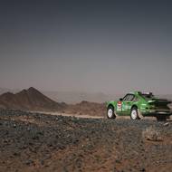Byznysmen a bývalý běžec na lyžích koupil a zrestauroval auto, které mělo před lety jet závod v Africe, který byl zrušen. Teď jede Dakar. 