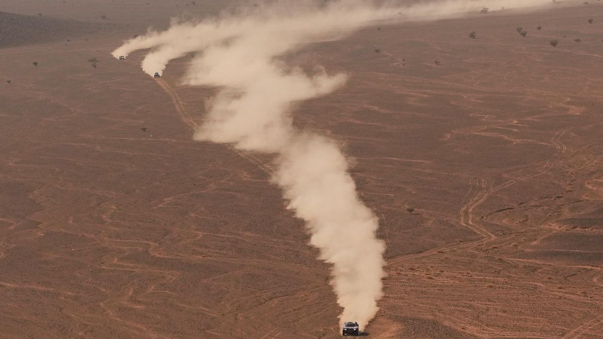 Španělská celebrita na Dakaru protestovala kvůli jízdě v prachu, teď viní pořadatele z těžké nehody