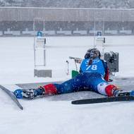 Na střelnici má Bubeníčková na hlavě sluchátka a střílí podle zvuku laserovou zbraní
