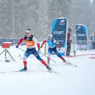 Trasér David Šrůtek má na zádech reproduktor a podle zvuku naviguje Simonu Bubeníčkovou