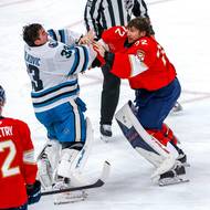 Bitka gólmanů. V NHL se poprali Bobrovskij s Nedeljkovicem. Zápas pak dopadl lépe pro gólmana Sharks. 