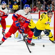 Max Curran se snaží dostat do střelecké pozice, neúspěšně. 