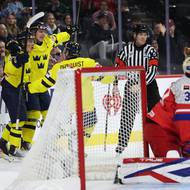  Casper Juustovaara, Jack Berglund a Felix Ohrqvist slaví první gól finále. 