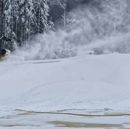 Ze zásobníků se valí sníh na trať