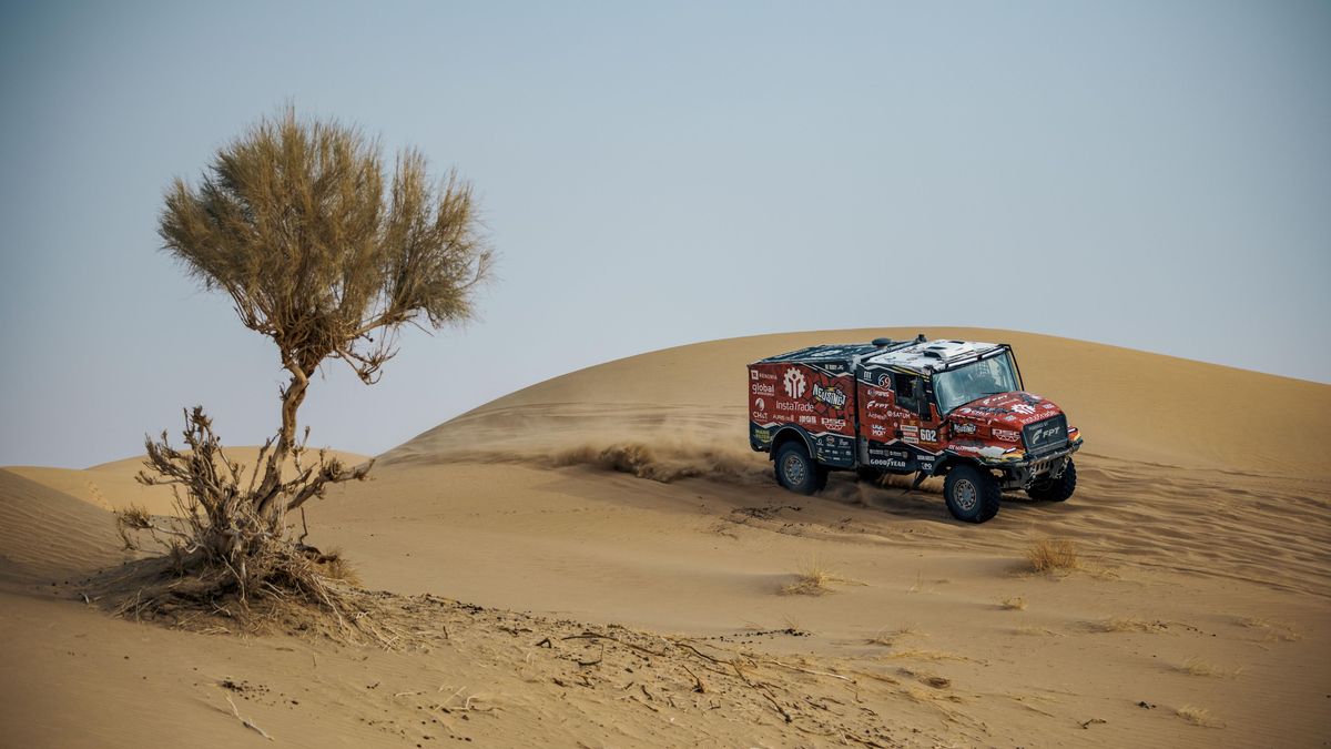 DAKAR ONLINE: Loprais ukrajuje vteřiny z náskoku Žaly, motorky mají nového lídra