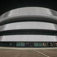 Olympijská hala Santa Giulia má za sebou první zápasy. Na první pohled vypadá krásně. 