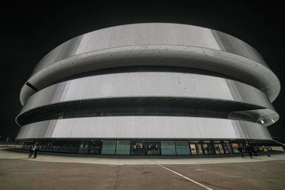 Olympijská hala Santa Giulia má za sebou první zápasy. Na první pohled vypadá krásně. 